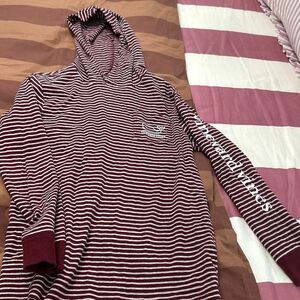 Vineyard vines boys burgundy tshirt hoodie sz S 8/10
